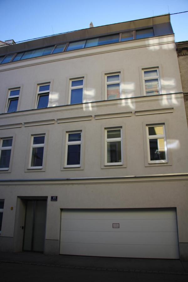 Apartment Number 4 Wina Bagian luar foto
